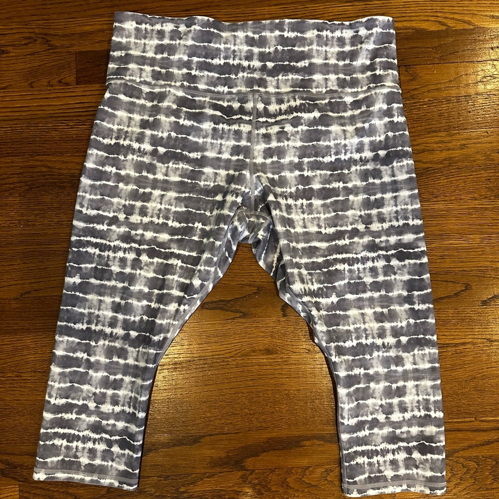 Athleta Elation Printed Capri in Gray and White